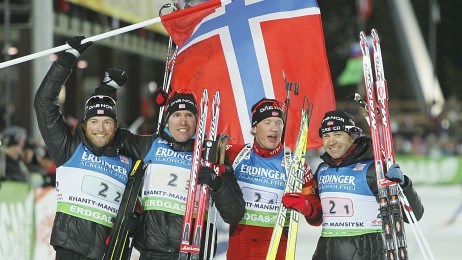 Alexander Os, Emil Hegle Svendsen, Tarjei Bø og Ole Einar Bjørndalen. Foto: NRK